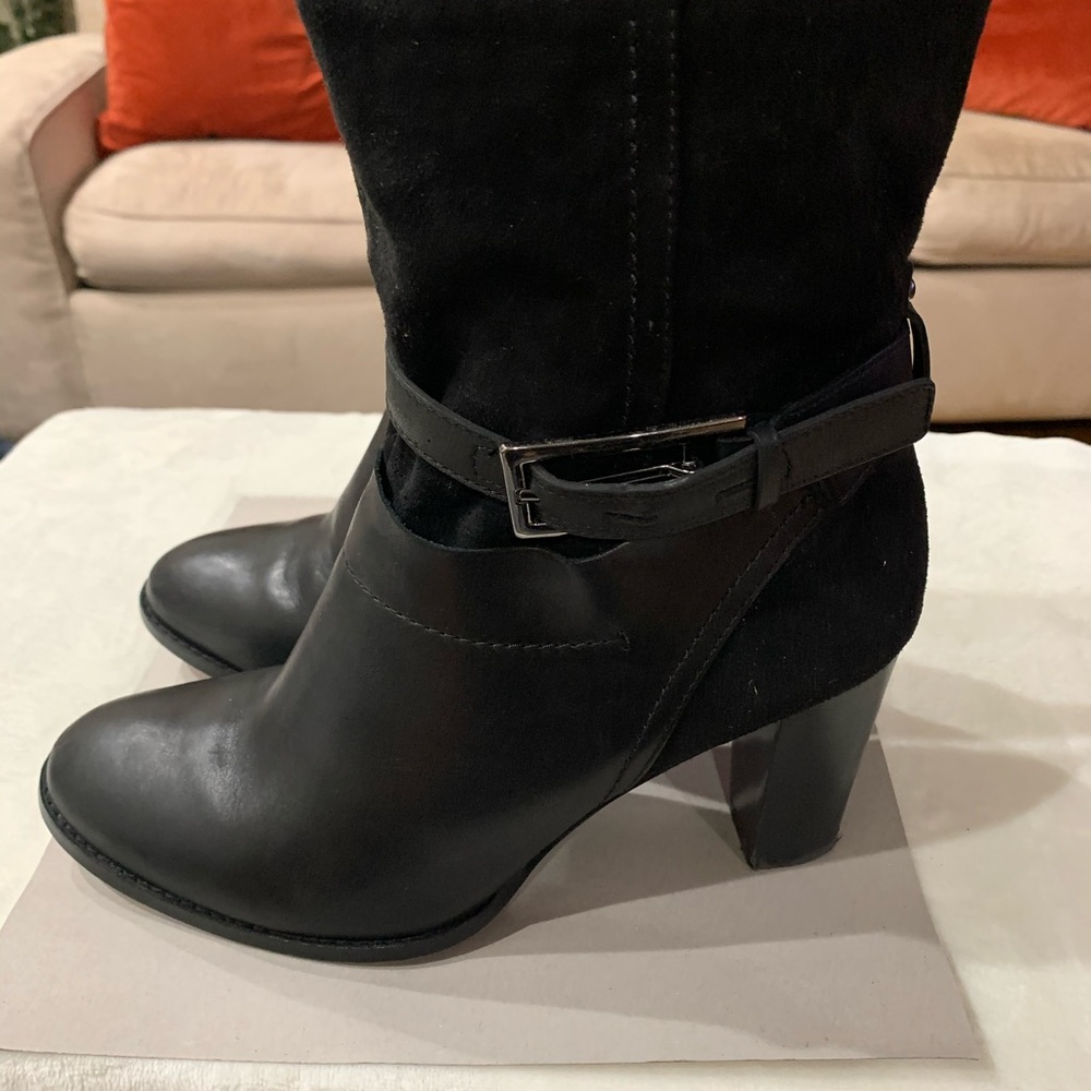 Clarks Upper leather and suede booties .very confortable.